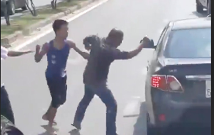 Võ sĩ Muay Thái gây náo loạn giao thông ở Sài Gòn: Tung cước để... tự vệ?