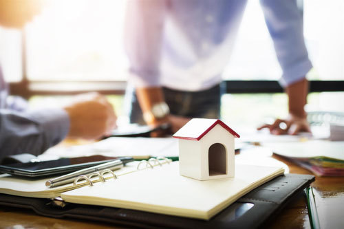 Mua bảo hiểm hay để tiền đầu tư?