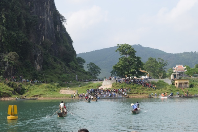 Hội cực lạ: Háo hức tìm cá trắm to, 'body' đẹp (+video) Hoi-la-o-quang-binh-hao-huc-tim-ca-tram-to-the-hinh-dep