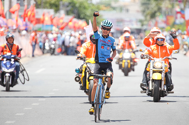 Giải xe đạp TH TPHCM: Hoàng Sang bất ngờ thắng chặng