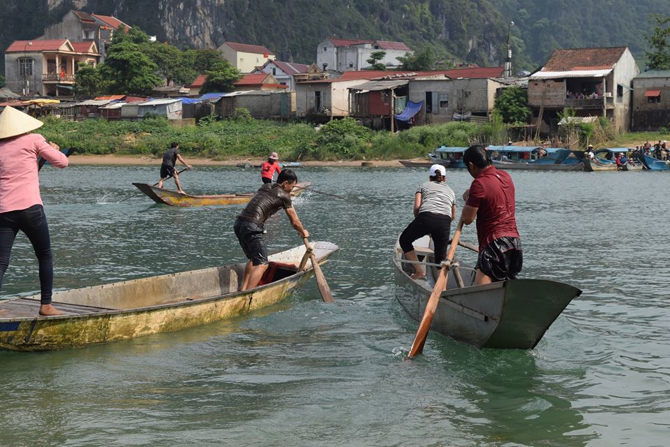 Hội cực lạ: Háo hức tìm cá trắm to, 'body' đẹp (+video) Hoi-la-o-quang-binh-hao-huc-tim-ca-tram-to-the-hinh-dep-1