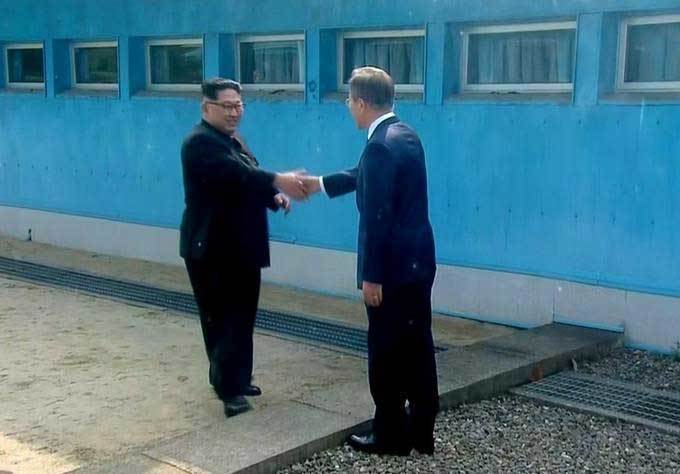 Khoảnh khắc bước chân lịch sử của Kim Jong Un