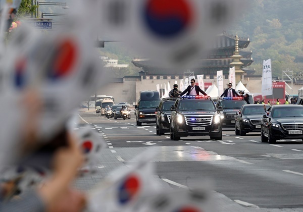 Dàn xe ngoại hộ tống Tổng thống Hàn Quốc tới làng đình chiến