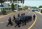 Hình ảnh 12 vệ sĩ vây kín chạy theo xe chở Kim Jong Un đi ăn trưa