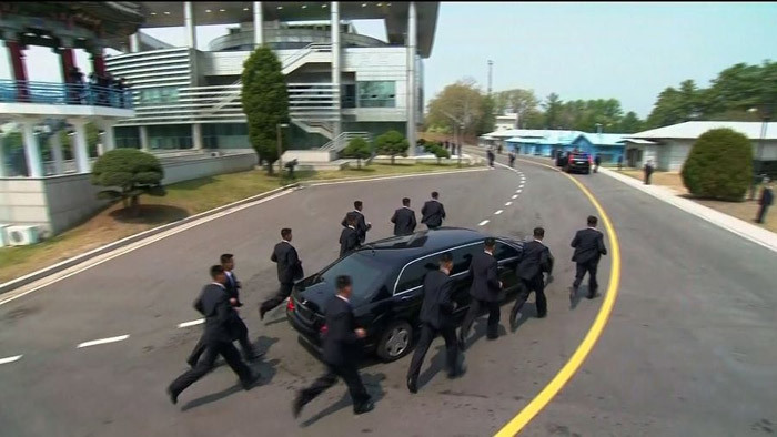 Hình ảnh 12 vệ sĩ vây kín chạy theo xe chở Kim Jong Un đi ăn trưa