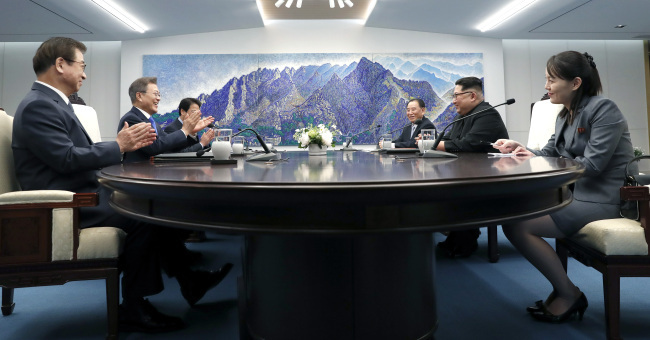 Khoảnh khắc Kim Jong Un khiến mọi người bật cười