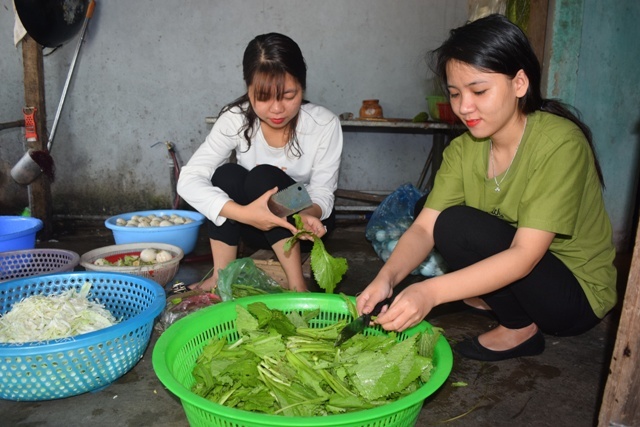 Cơm có thịt giá 5.000 đồng, người lao động nghèo mừng rớt nước mắt