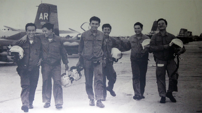 phi đội Quyết Thắng,sân bay Tân Sơn Nhất,ngày 30 tháng 4,ngày thống nhất