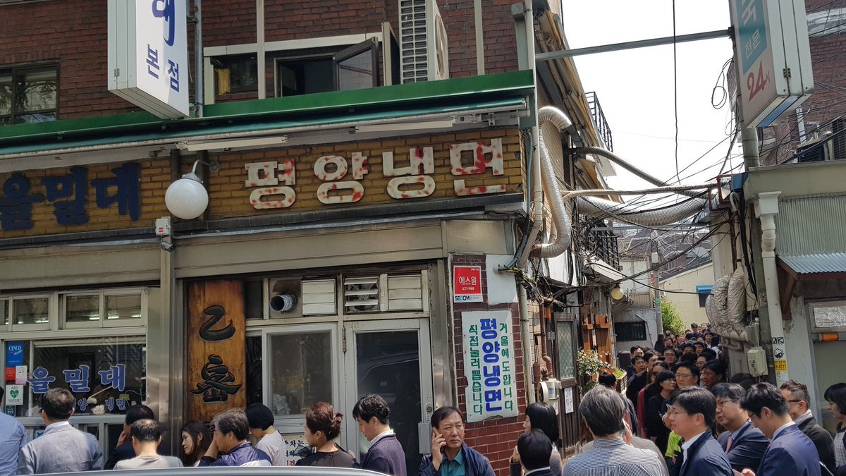 Người dân Hàn Quốc đã đổ xô đi ăn món mỳ lạnh Triều Tiên