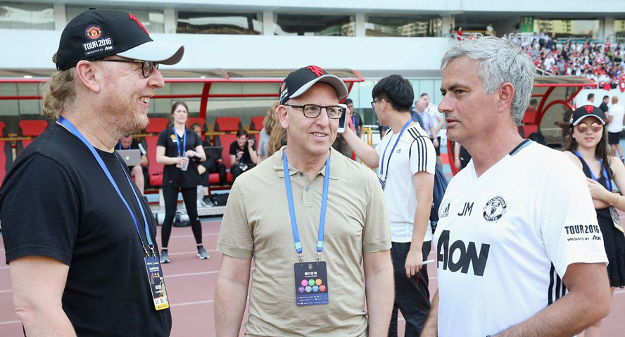 Ông chủ MU gọi điện khen Mourinho, Abramovich làm loạn Chelsea