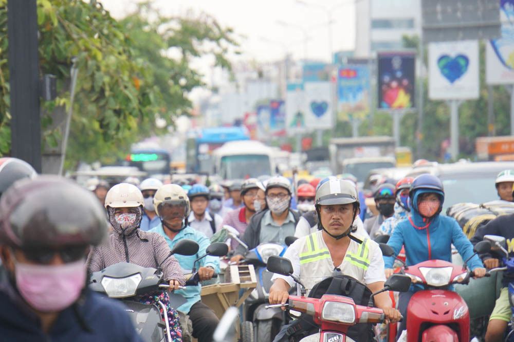 3 ô tô tông nhau liên hoàn, cửa ngõ Tân Sơn Nhất kẹt cứng