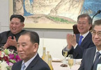 Vợ chồng ông Kim Jong Un vui vẻ dự tiệc tối
