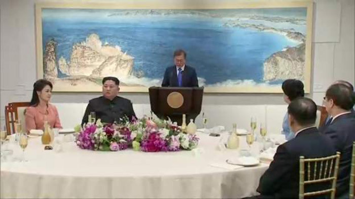 Vợ chồng ông Kim Jong Un vui vẻ dự tiệc tối