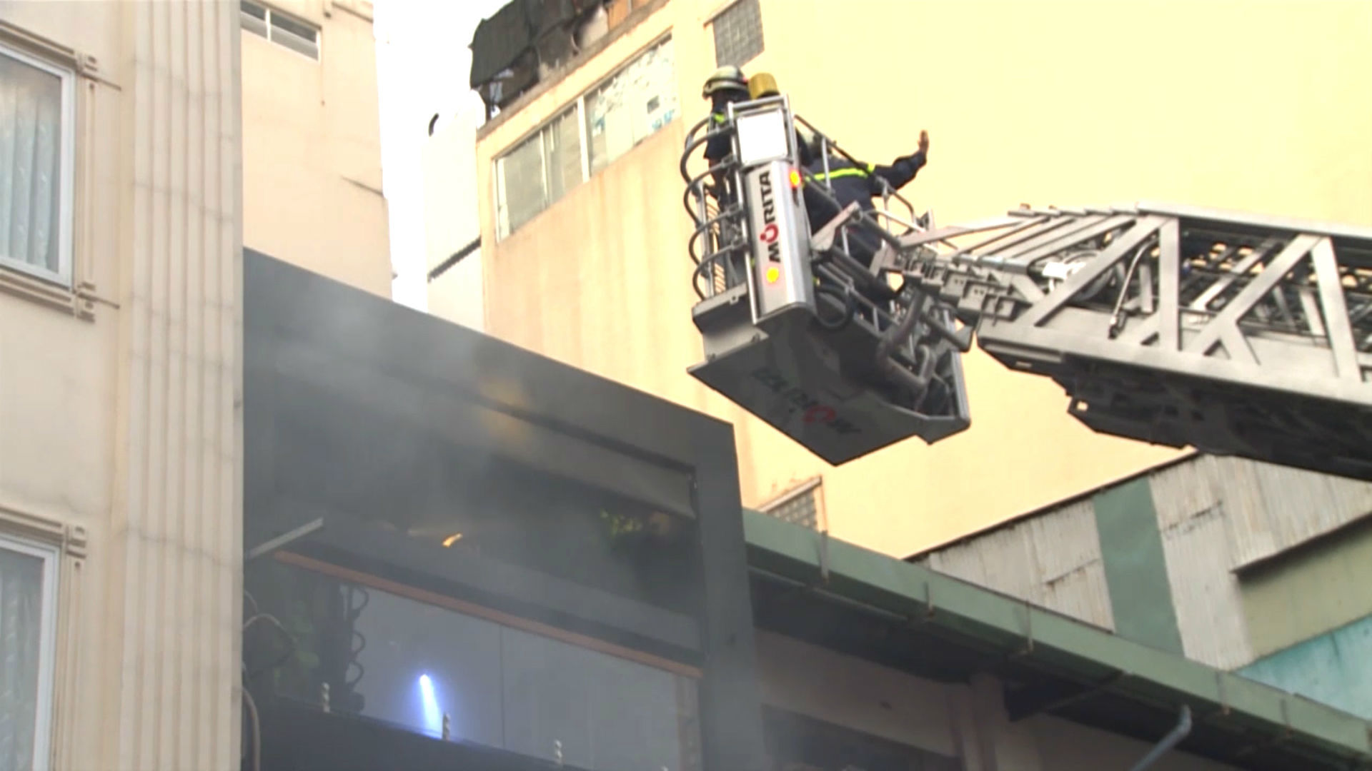 Nhà hàng trung tâm Sài Gòn bốc cháy