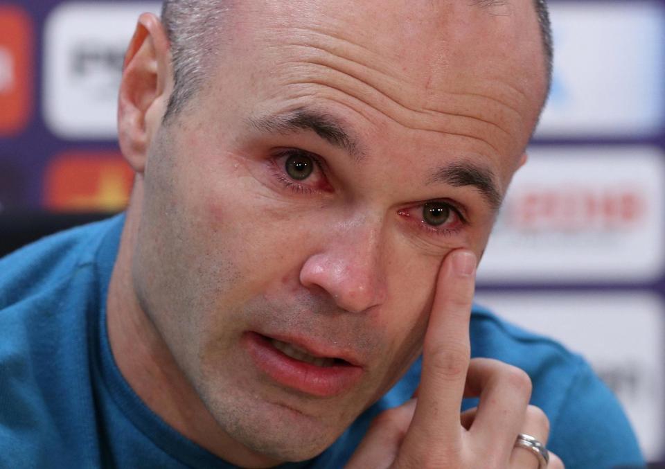 Iniesta rơi nước mắt khi thông báo chia tay Barca