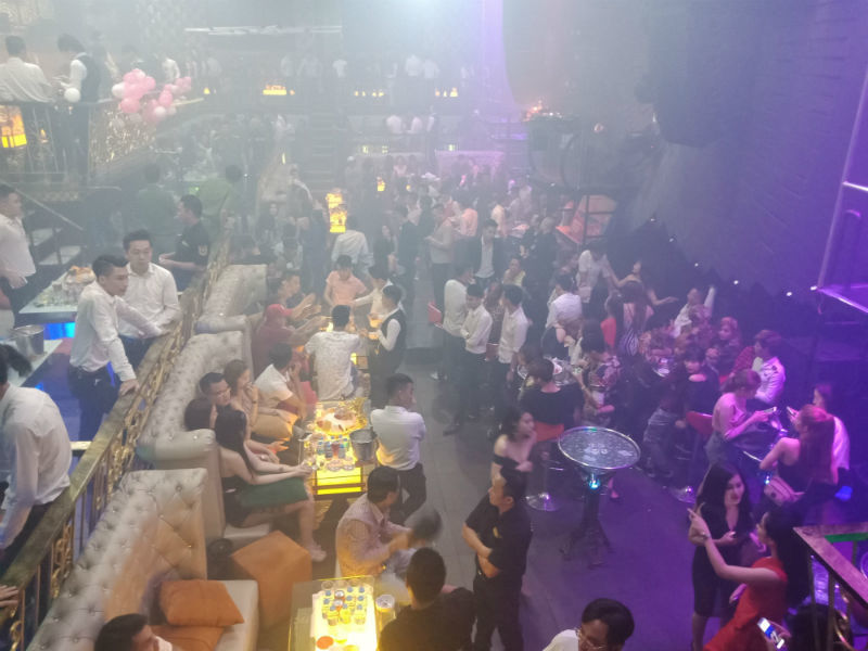 Đột kích quán bar ăn chơi ở trung tâm Sài Gòn