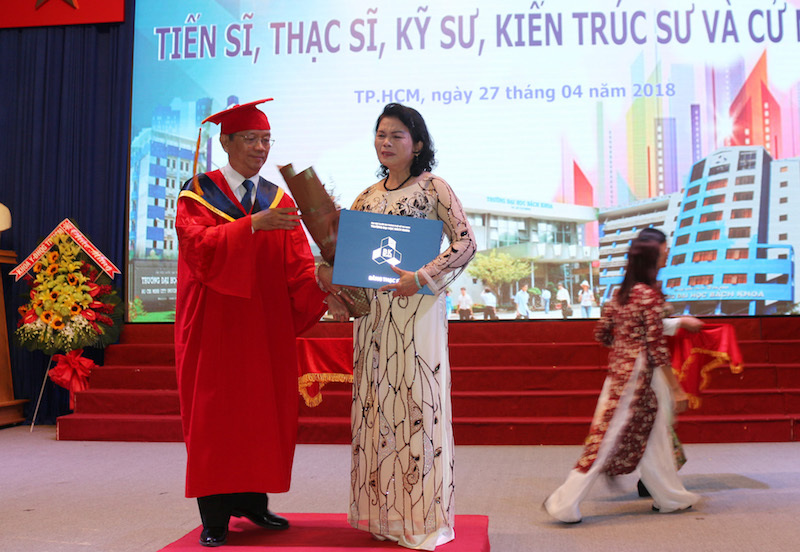 Mẹ nhận bằng thạc sĩ danh dự cho con qua đời vì tai nạn giao thông