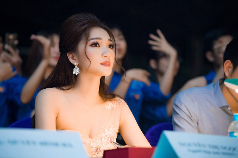 Người đẹp ảnh Ngọc Nữ duyên dáng làm giám khảo cuộc thi nhan sắc