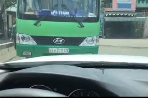 Xế sang BMW quyết 'đối đầu' xe buýt lấn làn trên phố Sài Gòn