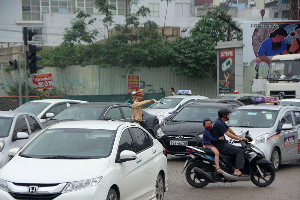 {title} Ngày đầu nghỉ lễ, xe máy chen nhau hít khói ô tô rời Hà Nội