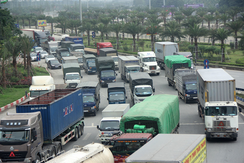 {title} Ngày đầu nghỉ lễ, xe máy chen nhau hít khói ô tô rời Hà Nội