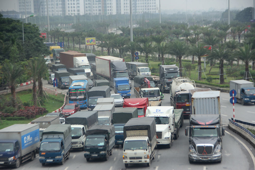{title} Ngày đầu nghỉ lễ, xe máy chen nhau hít khói ô tô rời Hà Nội