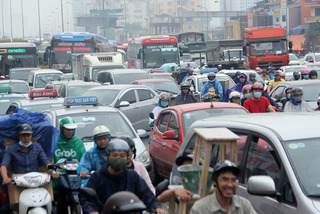 NgÃ y Ä‘áº§u nghá»‰ lá»…, xe mÃ¡y chen nhau hÃ­t khÃ³i Ã´ tÃ´ rá»i HÃ  Ná»™i