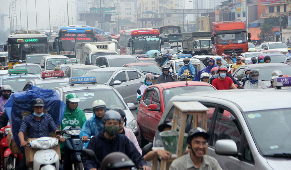 Ngày đầu nghỉ lễ, xe máy chen nhau hít khói ô tô rời Hà Nội