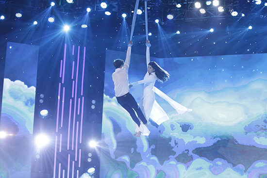 Chế Nguyễn Quỳnh Châu & Bùi Anh Tuấn: Mỗi người một nơi