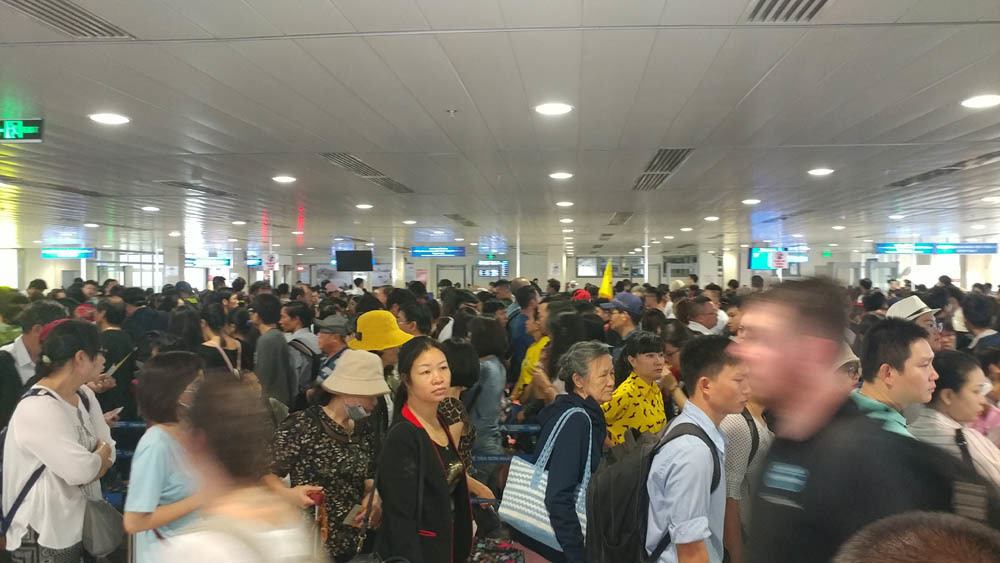 Sân bay Tân Sơn Nhất đông nghịt vì hàng nghìn người đi chơi lễ 30/4