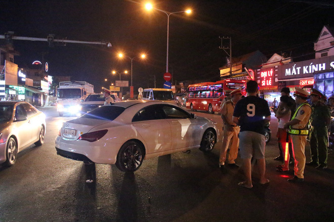 Hất văng người đàn ông nằm trên nóc ca pô, tài xế lao vun vút gần 5km