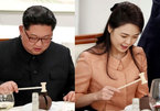 Vợ chồng Kim Jong Un thích thú dùng búa ăn món tráng miệng