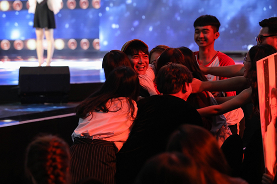 Bị chê nhạt, Thành Đạt làm bùng nổ Sing my song với 'Ê sắc ế'