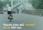 Thanh niên đi xe máy kiểu '50 sắc thái' trên đường Hà Nội