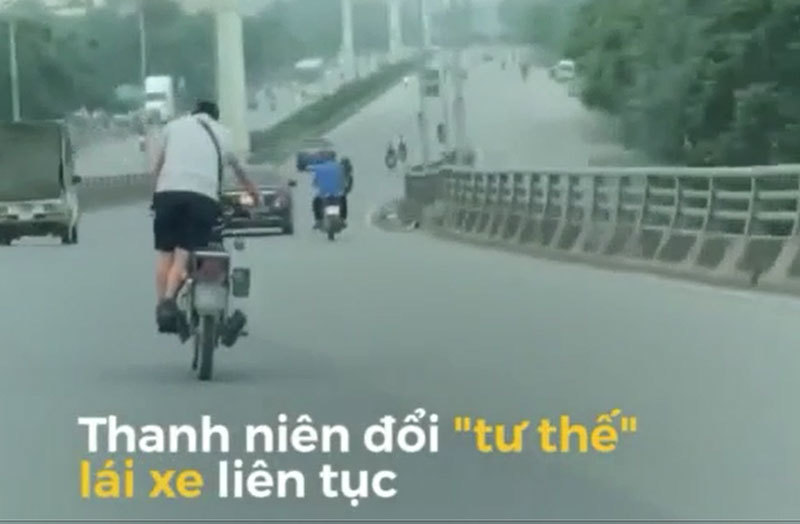 Thanh niên đi xe máy kiểu '50 sắc thái' trên đường Hà Nội