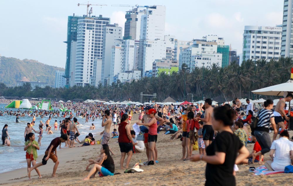Biển người trên bãi biển Nha Trang, Phan Thiết 'giải nhiệt' trong ngày 30/4