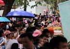 Ngàn người 'nghẹt thở' chen chân trong công viên ngày 30/4 ở Hà Nội, Sài Gòn