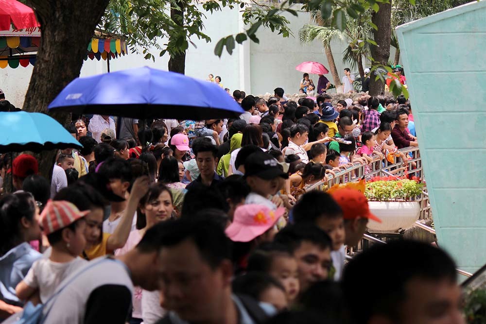 Ngàn người 'nghẹt thở' chen chân trong công viên ngày 30/4 ở Hà Nội, Sài Gòn