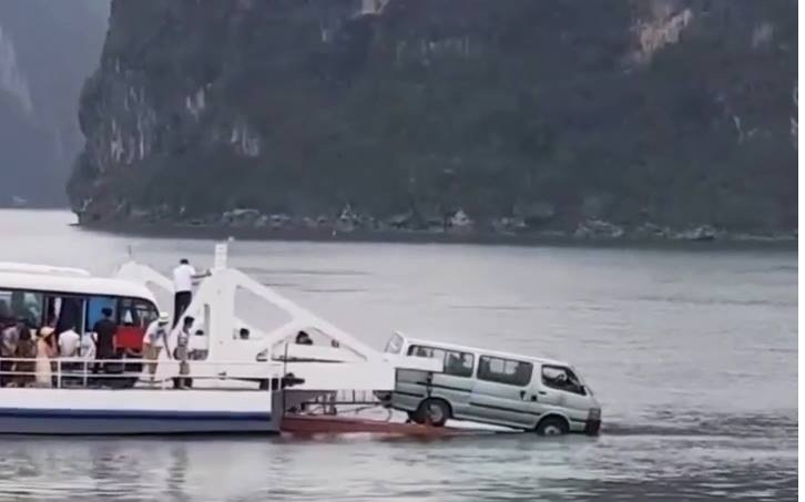 Ô tô 16 chỗ suýt trôi xuống biển khi qua phà đi Tuần Châu
