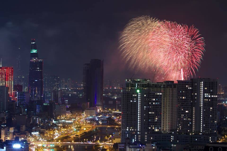 Pháo hoa rực sáng trên bầu trời Sài Gòn mừng lễ 30/4