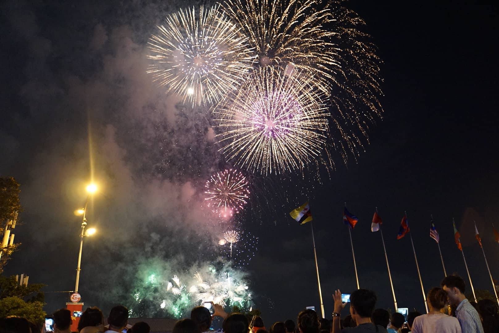 Pháo hoa rực sáng trên bầu trời Sài Gòn mừng lễ 30/4