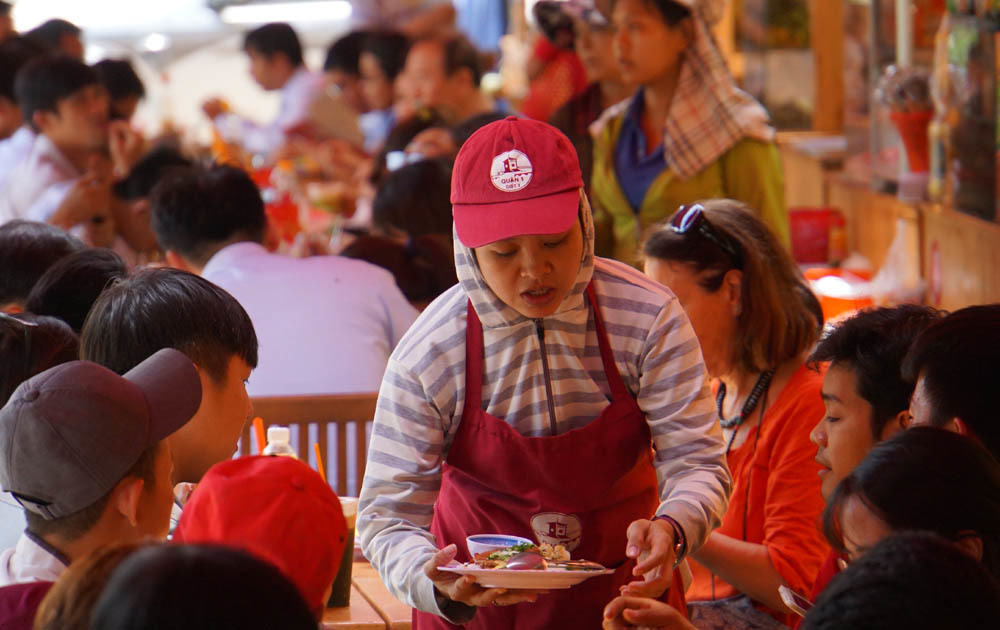 Phố hàng rong ở Sài Gòn: 'Người bán mỏi tay, người ăn ngon rẻ'
