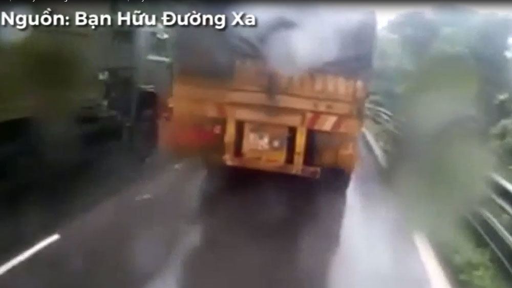 Vượt ẩu, xe tải đâm trực diện xe máy trên đường đèo