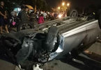 Ô tô lùa hàng loạt xe máy trong đêm, 6 người bị thương