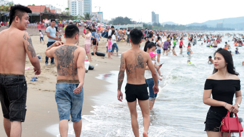 Em gái đứng hình trước hình xăm của 4 chàng trai ở biển Cửa Lò