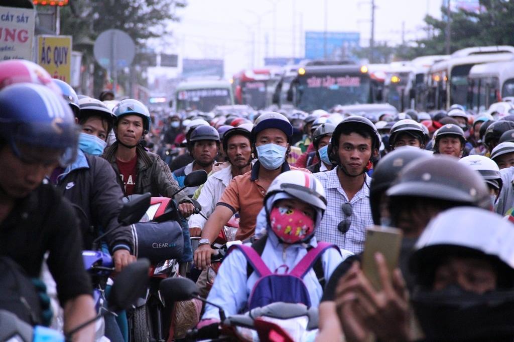 Hàng nghìn người đổ về sau kỳ nghỉ, cửa ngõ Sài Gòn 'nhích từng mét'