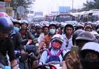 Hàng nghìn người đổ về sau kỳ nghỉ, cửa ngõ Sài Gòn 'nhích từng mét'