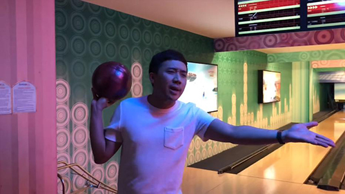 Trấn Thành 'ngã sấp mặt' khi dạy em vợ chơi bowling