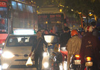 Bến xe đông nghẹt, khách 'đội mưa' trở lại Sài Gòn lúc 2h sáng