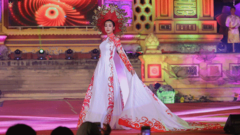 Hoa hậu Đỗ Mỹ Linh trình diễn áo dài gần 5m
